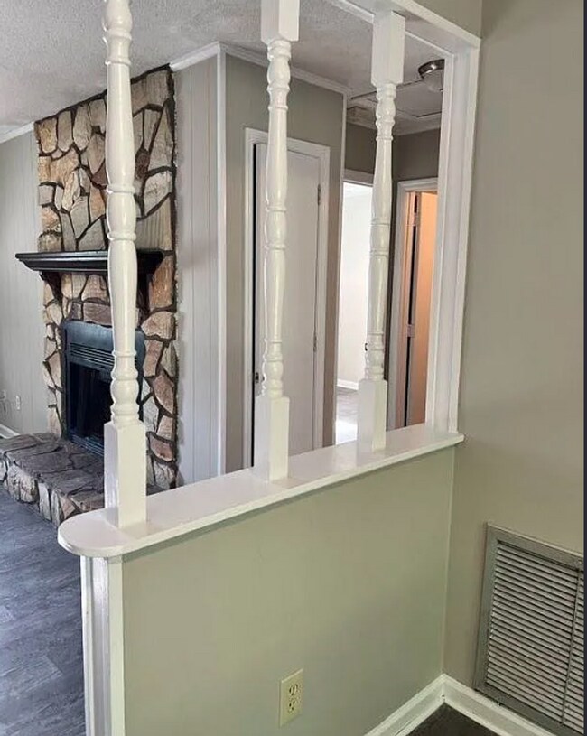 Building Photo - Cozy 3-Bedroom, with chain link fence and fireplace!