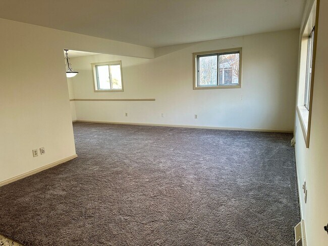 Building Photo - West End Regency Area