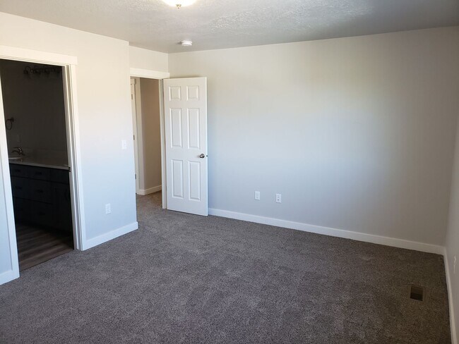 Building Photo - Great Springville Townhome