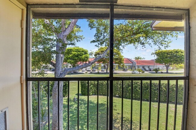 Building Photo - 6649 Somerset Dr