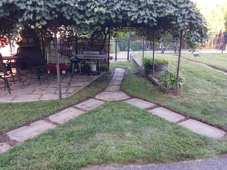 Building Photo - 125 Tower St