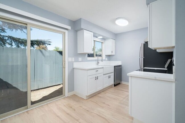 Building Photo - Recently remodeled 2 bedroom 1 bath unit! ...