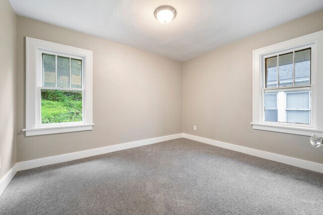 Building Photo - Updated 3 Bed, 1 Bath with Central AC, Laundry in Basement! Available Early June