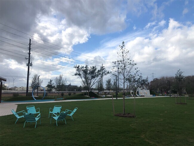 Building Photo - 3900 Woodchase Dr