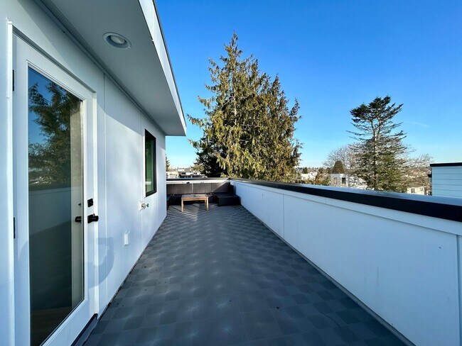 Building Photo - Spacious Ballard Townhome- 2 Bedrooms with Parking