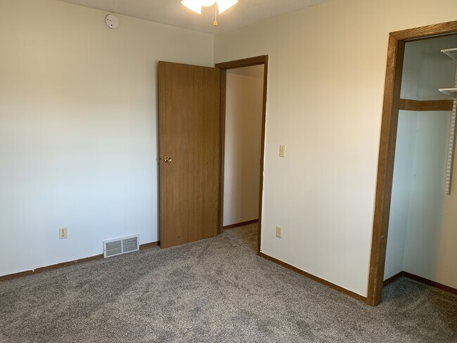 Building Photo - 800 Vassar Cir