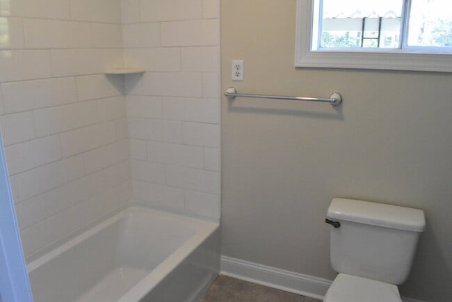 Building Photo - 3 BR, 2 BA West End Rancher
