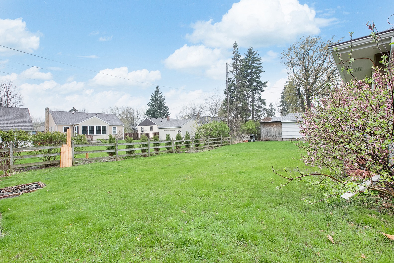 Building Photo - 996 Larpenteur Ave West