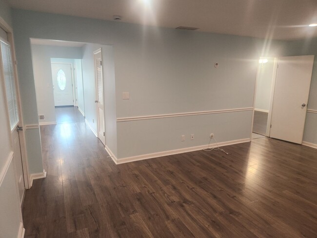 Building Photo - Beautiful 3 bedroom 2 full bath with garag...