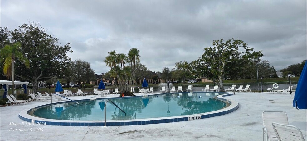 Large heated pool on waterfront - 8525 111th St