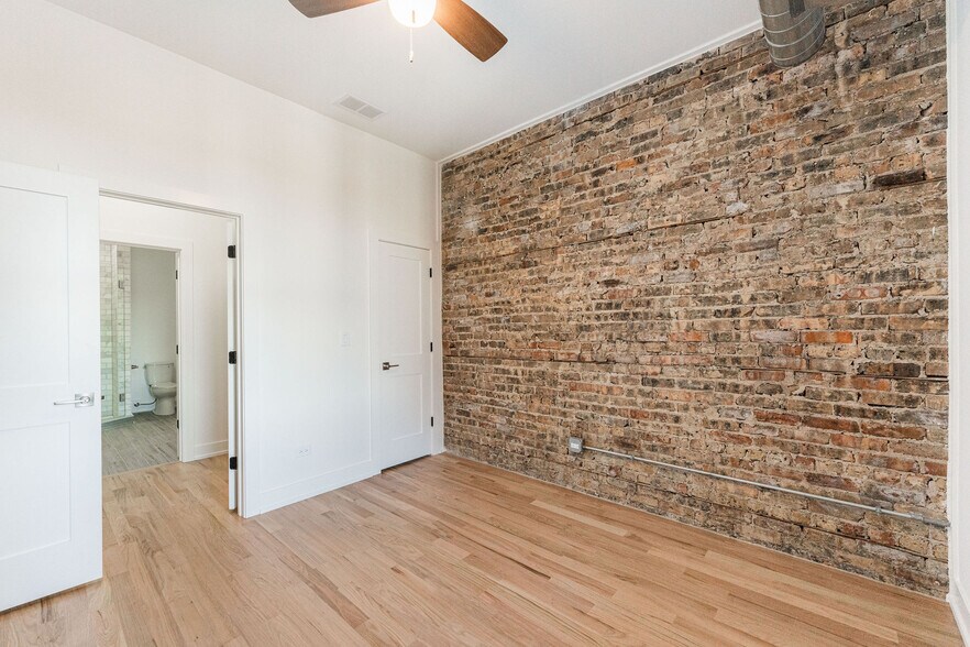 Building Photo - 2620 N Milwaukee Ave