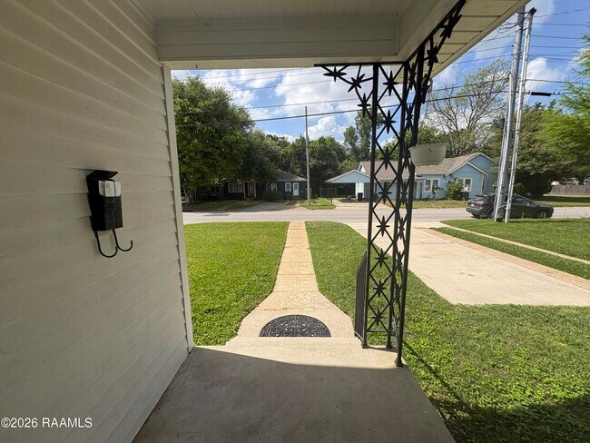 Building Photo - 605 Coolidge St