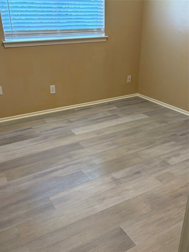 Building Photo - 10722 Highland Woods Dr