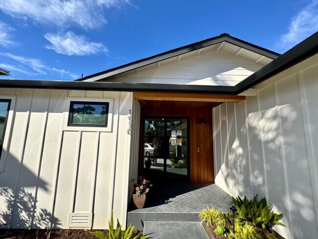 Building Photo - 1910 Raymond Ln