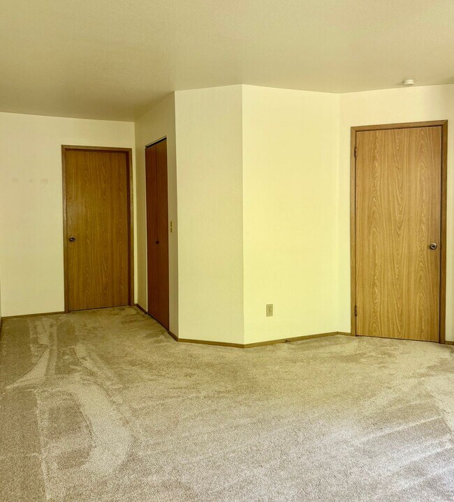 Building Photo - 1276 Bellevue Way NE