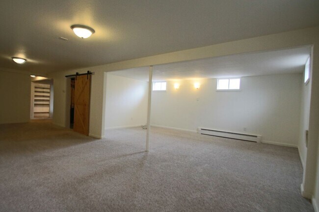 Building Photo - 2565 Willow Ln