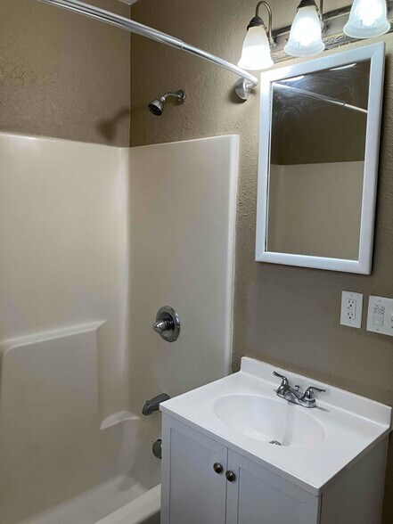 Building Photo - 235 Catron St N