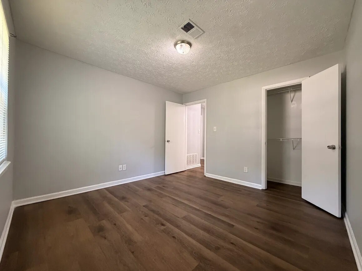 Building Photo - 4882 Valley Dale Ct SW