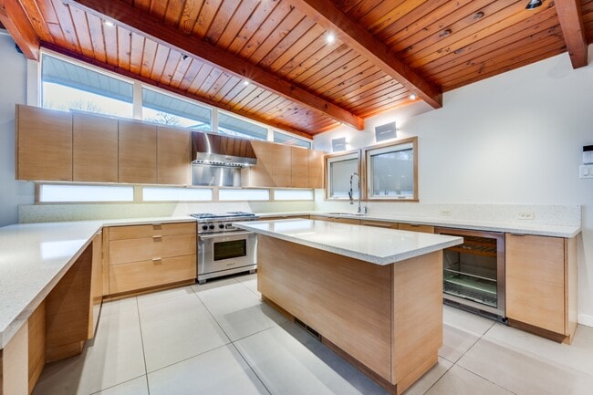 Building Photo - 524 N Manus Dr