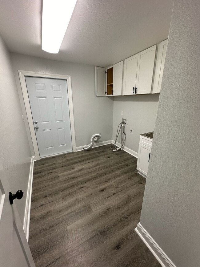 Building Photo - Spacious 4 Bedroom 3 Bath in Southoak