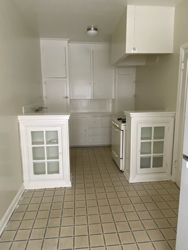 Building Photo - 1327 S Gramercy Pl