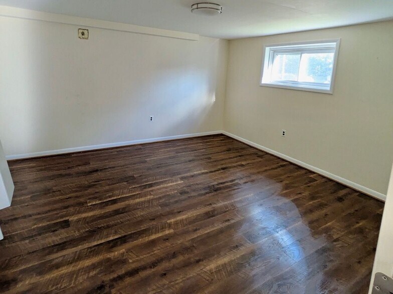 Building Photo - 9204 Davidson St