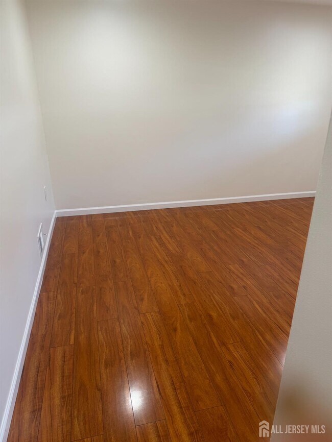 Building Photo - 13 Oakwood Dr