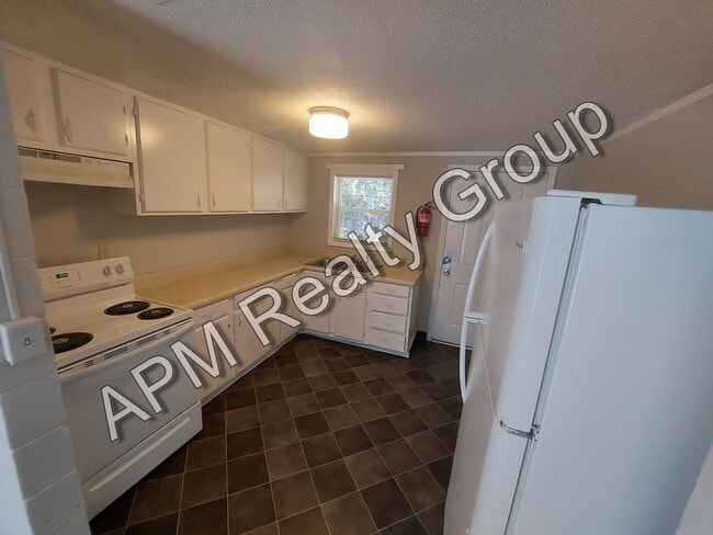 Building Photo - Two bedroom apartment near Harden St - 50%...