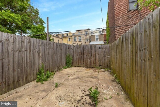 Building Photo - 2033 E Letterly St