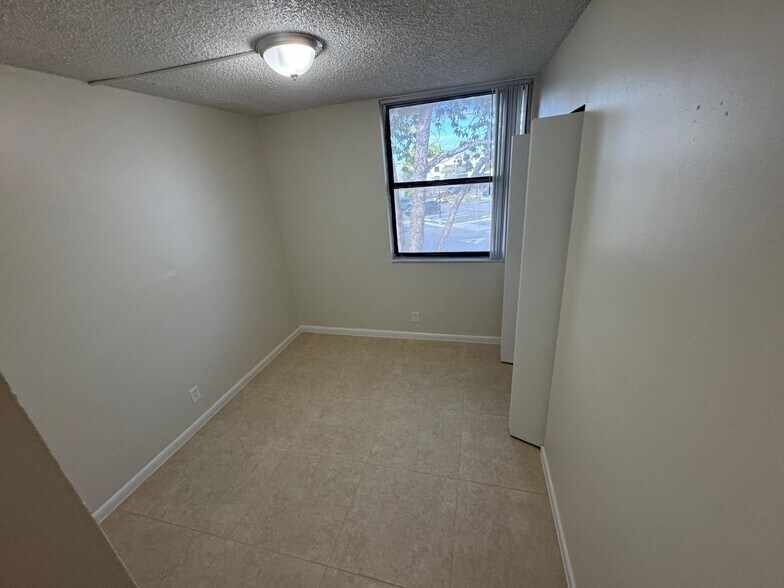 Building Photo - 211 Lake Pointe Dr