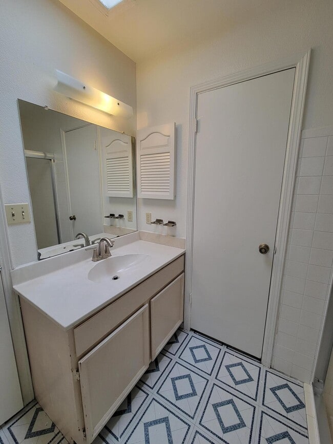 Building Photo - 7716 Iroquois Dr