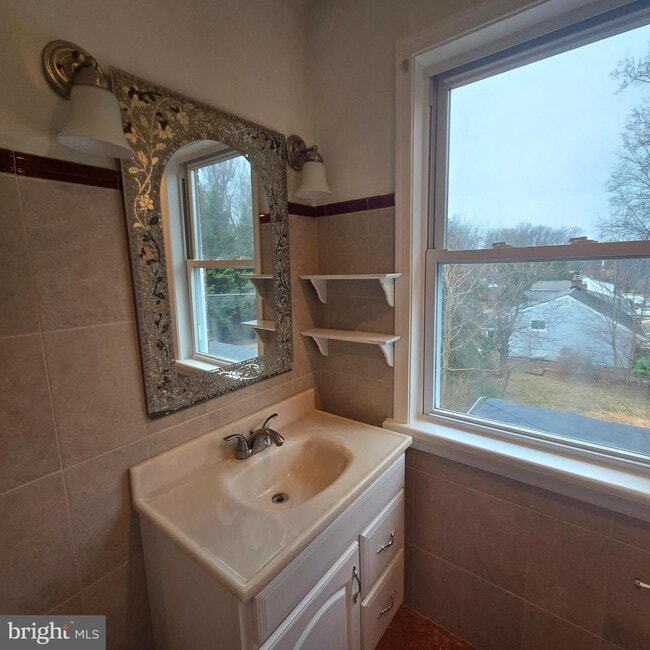 Building Photo - 8 Mannakee St