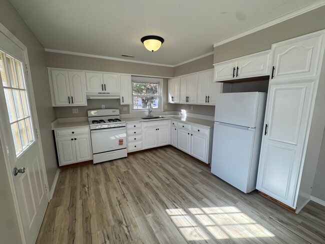 Building Photo - 2215 Saratoga Ave