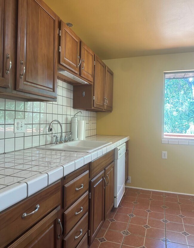 Building Photo - Updated 3-Bedroom Home with Deck & Garage in Mountlake Terrace!!!