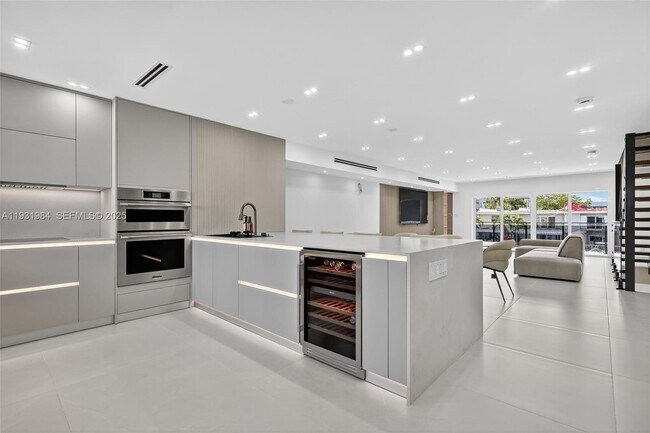 Building Photo - 3830 NE 171 St