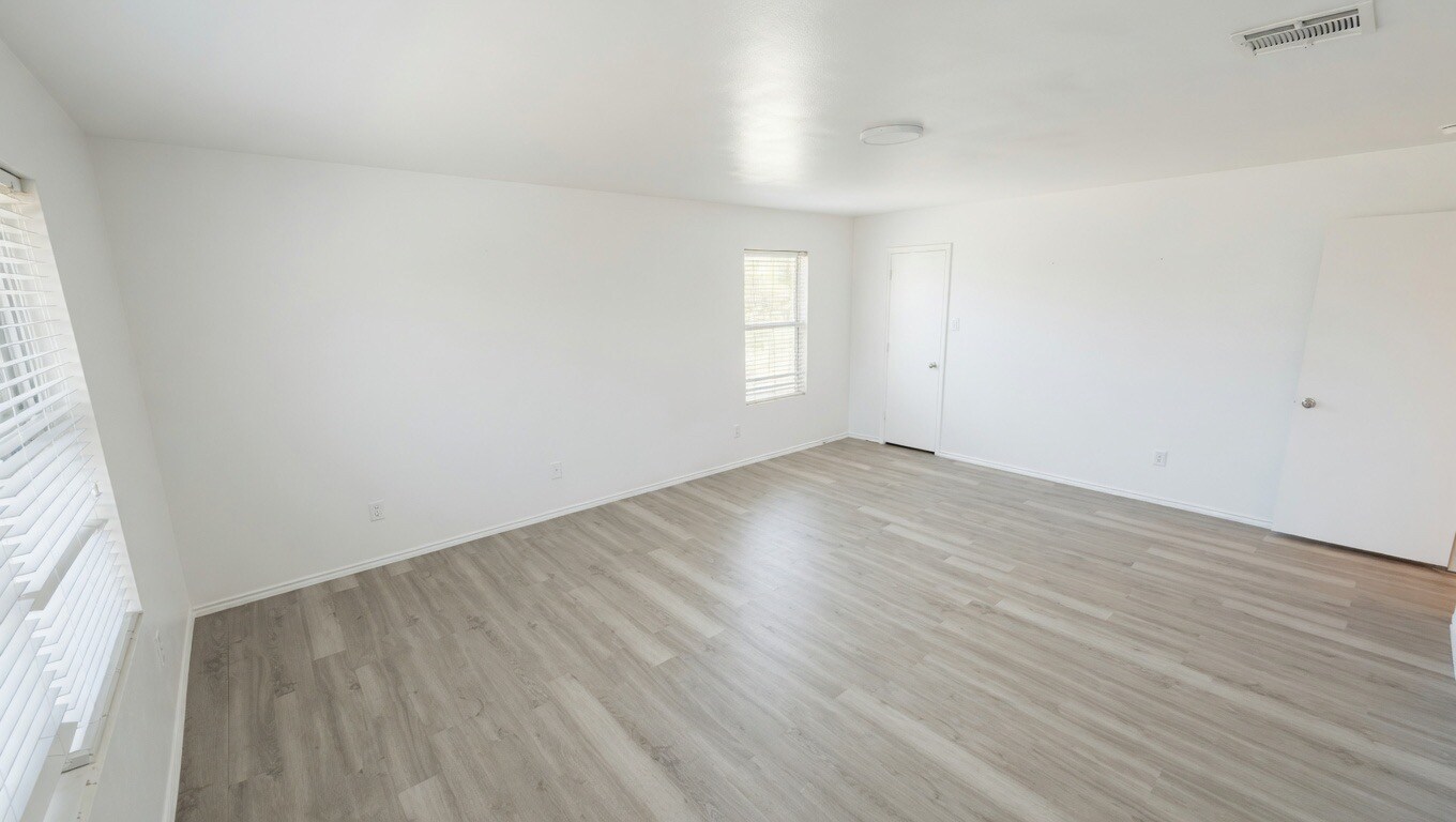 Building Photo - Room in House on Shallow Creek Dr