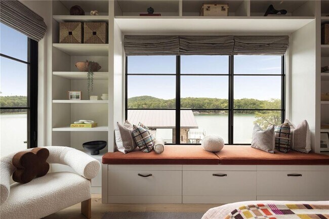 Building Photo - 725 Rocky Point Dr