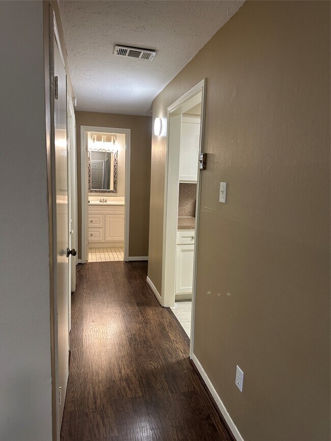 Building Photo - 10161 Oakberry St