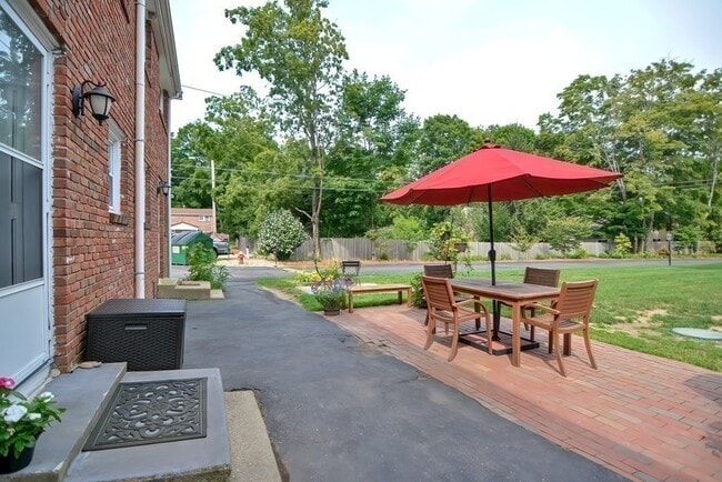 Building Photo - 8 Regency Dr