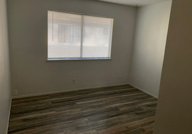 Building Photo - 2bed/1bath with Central AC! Garage! Laundr...