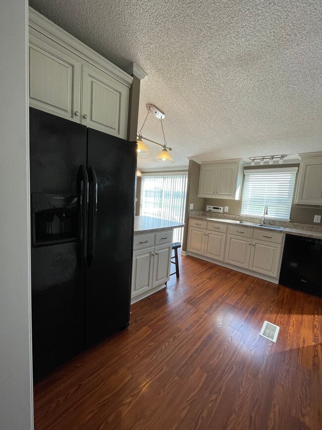 Building Photo - Newly Renovated 3 Bed, 2 Bath