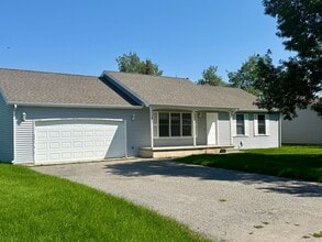 Building Photo - 5 bedroom 3 bath home in Belgrade with attached double garage