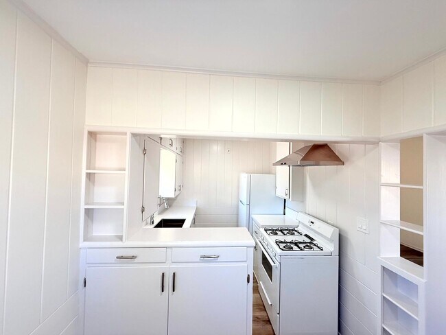 Building Photo - 6200-6202 Muscatel