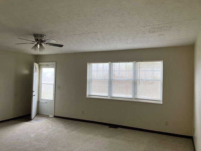 Building Photo - 2122 W Possum Rd