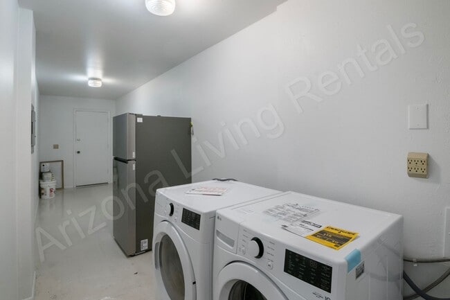 Building Photo - LARGE 3 BEDROOM DUPLEX