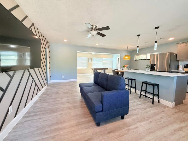 Building Photo - 3120 Drake Dr
