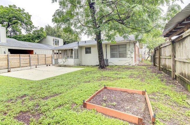 Building Photo - 1711 Brentwood St