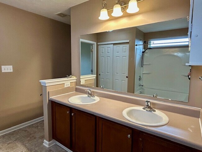 Building Photo - Beautiful 2 Story, 4 Bedroom, with a Full ...