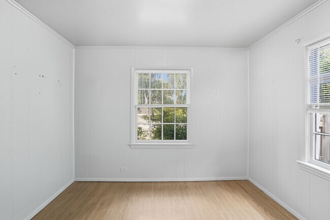 Building Photo - Charming 3-Bedroom Near Brookside & The Ga...