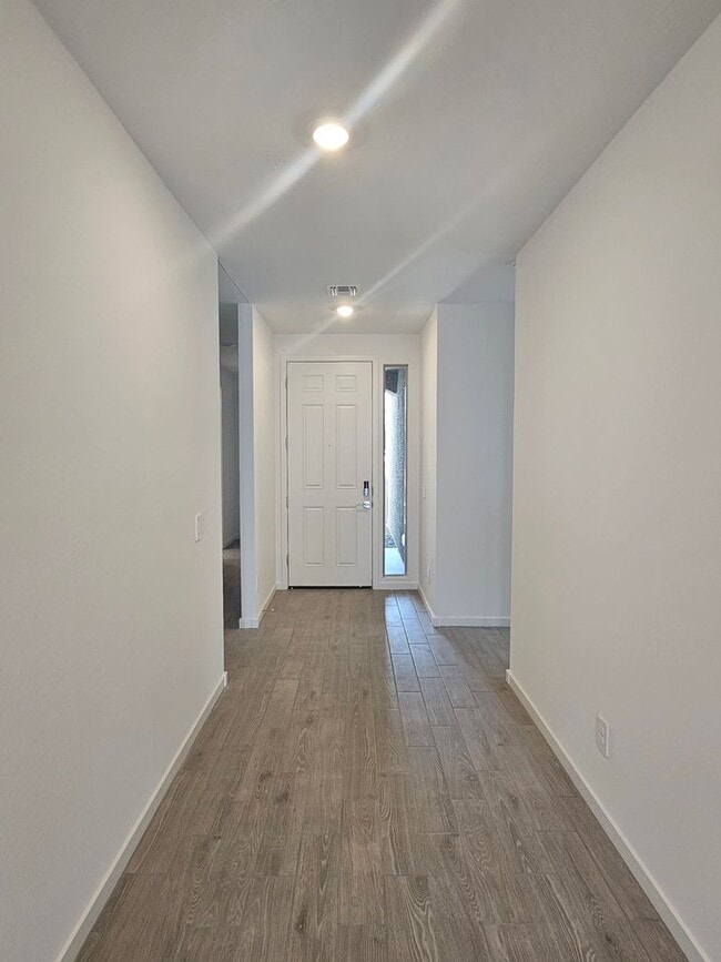 Building Photo - Beautiful new build w mountain views